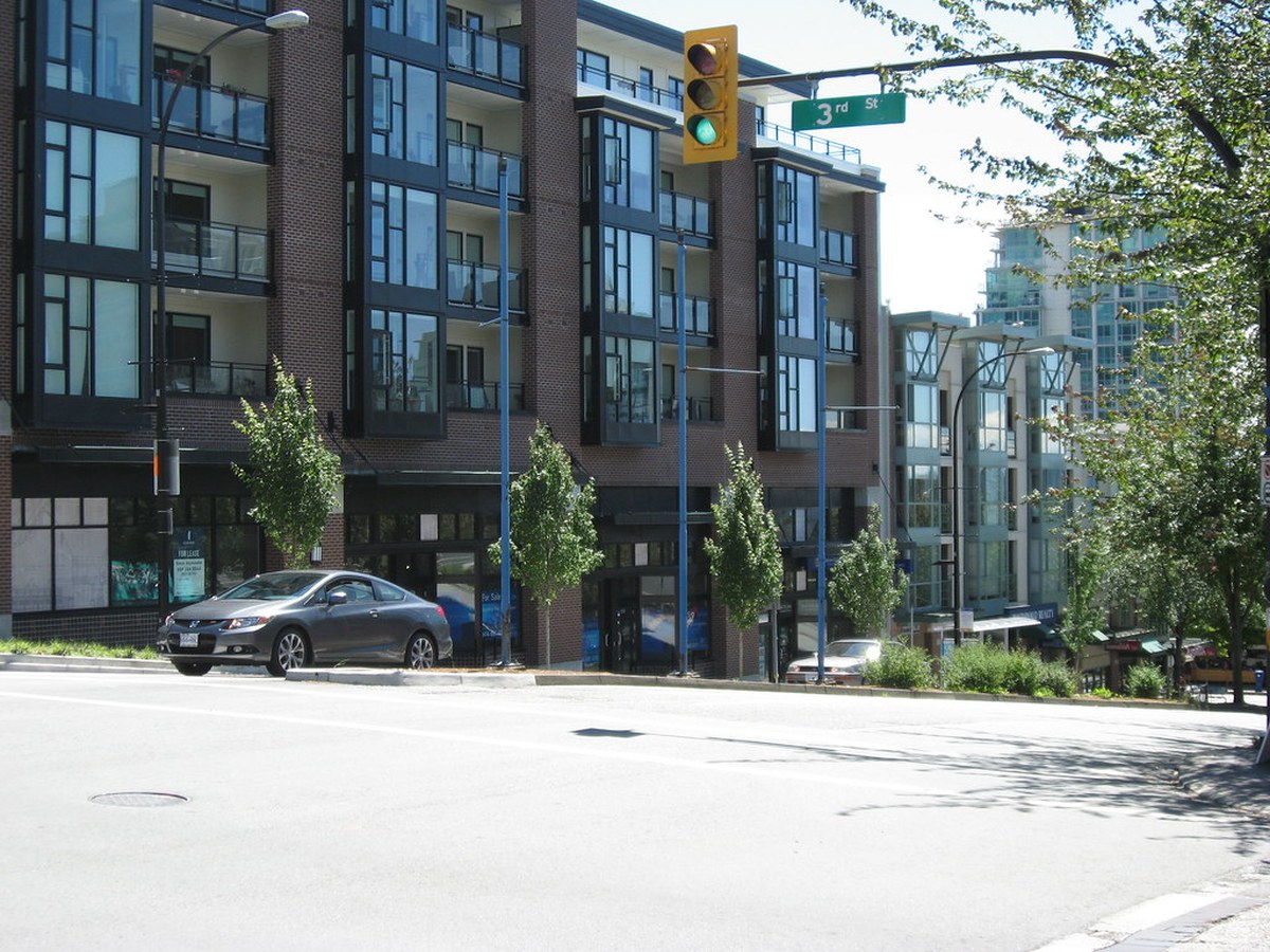 Black bear killed by RCMP at Lonsdale and First Avenue in North Vancouver