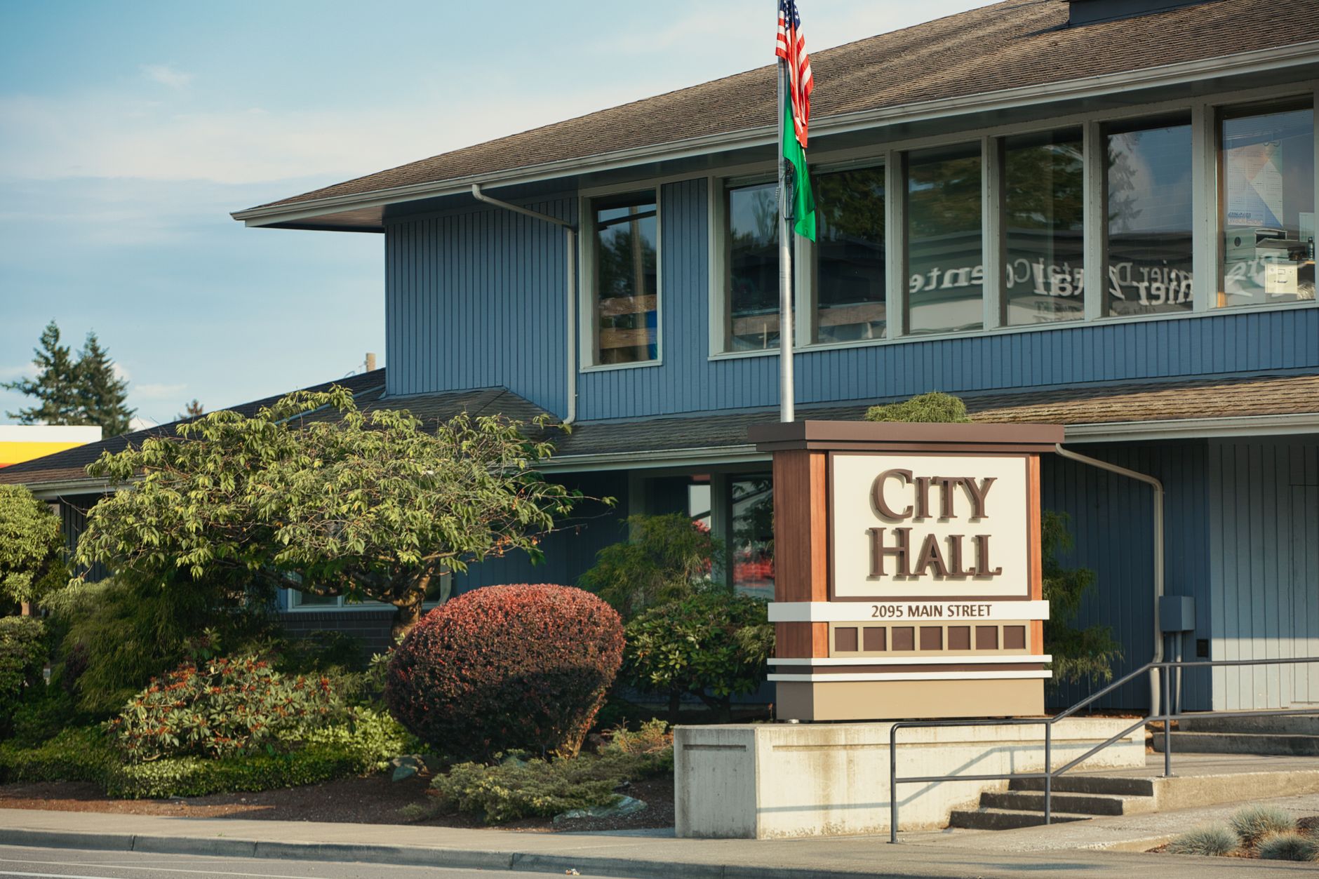 Sutcliffe leads mayoral race at 35% but nearly 20% remain undecided ahead of Monday vote