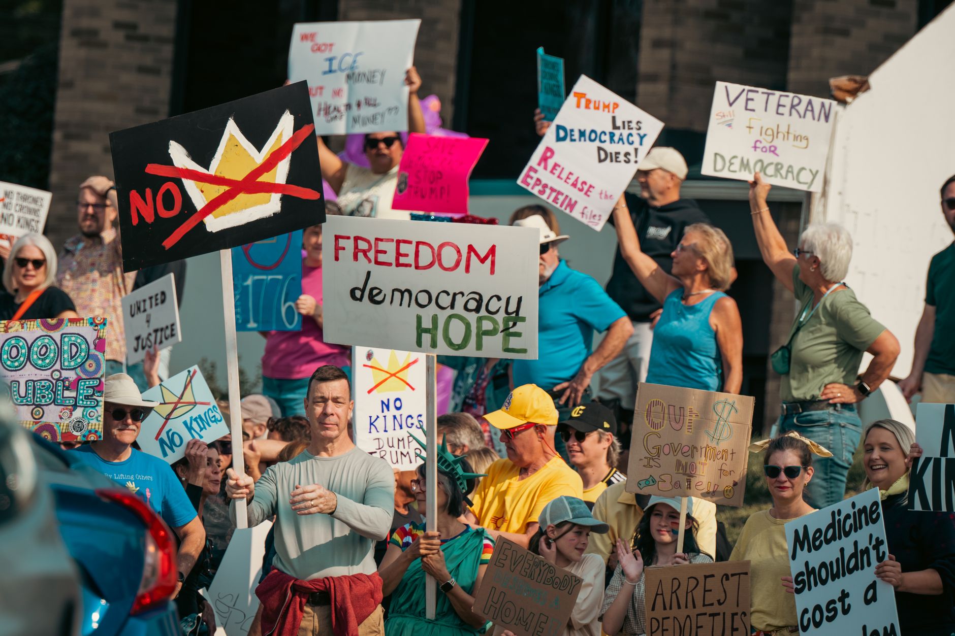 Airdrie residents rally against Alberta government ahead of Monday's referendum vote