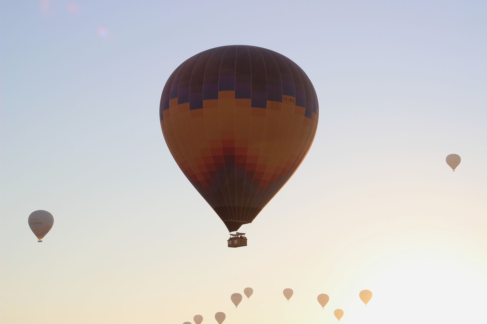 Hot air balloon hovers near Deerfoot Trail in video that sparked debate over safety