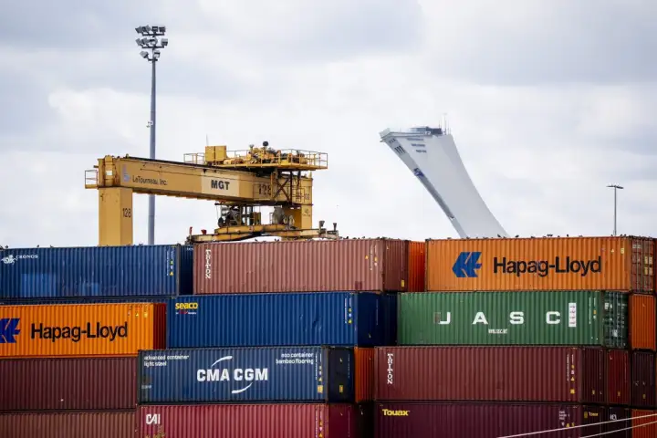 Canada's exports rise for fourth straight month as Iran war reshapes global supply chains