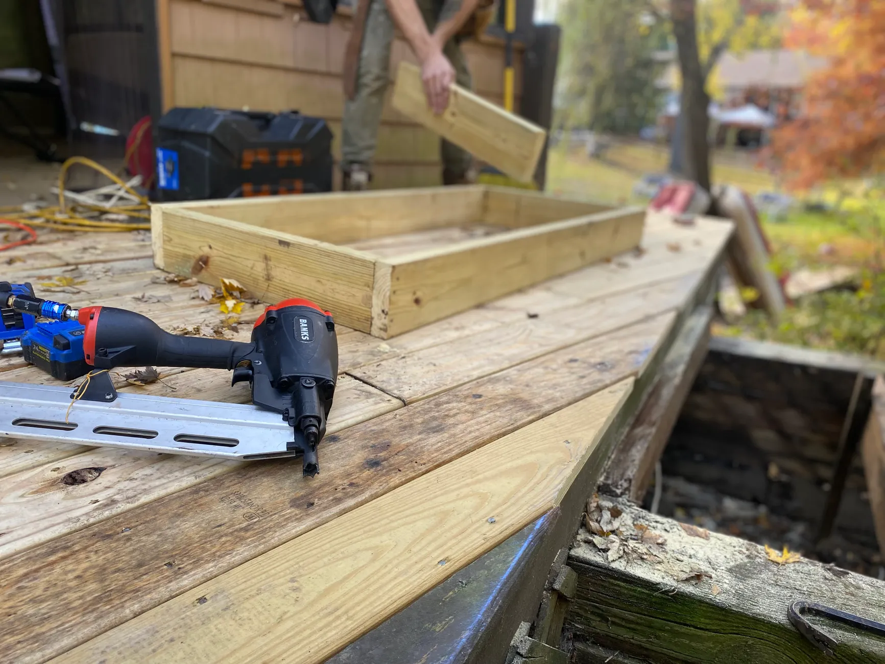 Police seek construction contractor accused of fraud tied to sauna and deck projects