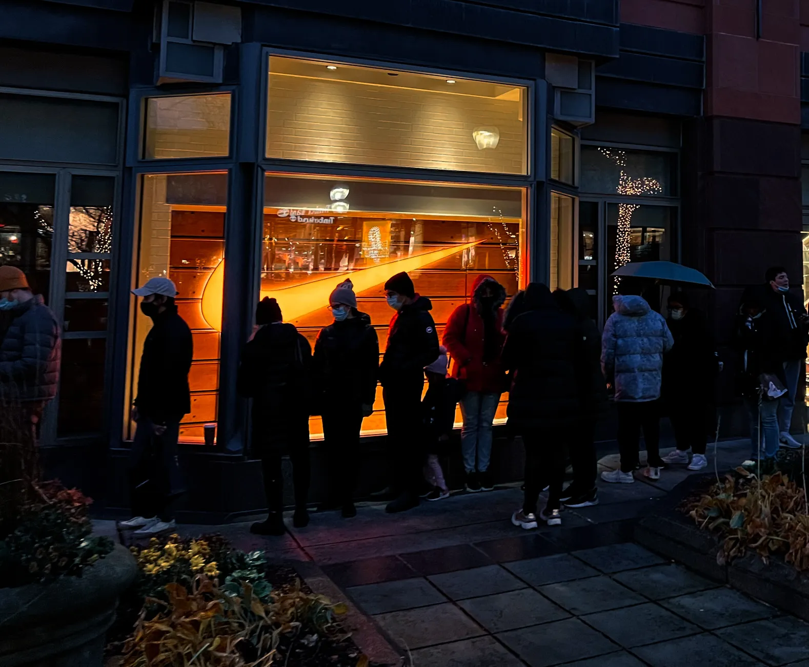 Hundreds queue in rain for Forever Canadian lawn signs