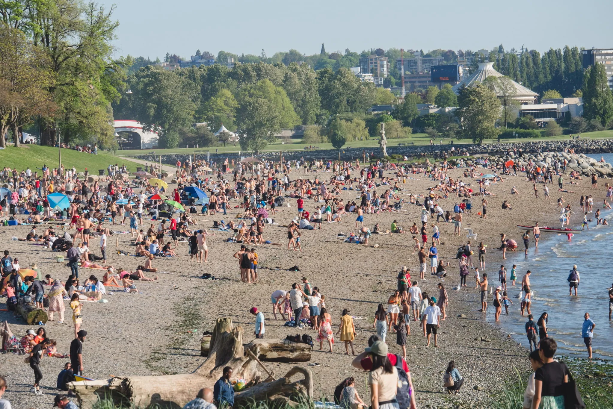 Wildfire smoke returns to Metro Vancouver as heat builds to 35°C mid-week
