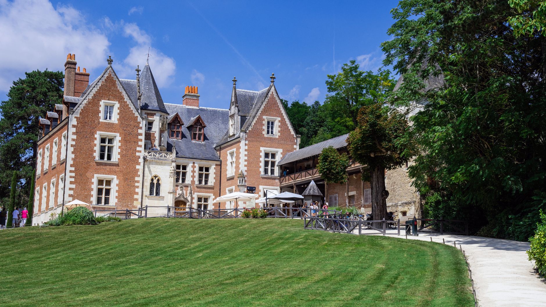 Local bidders boost Château Montebello offer as July 10 sale deadline nears