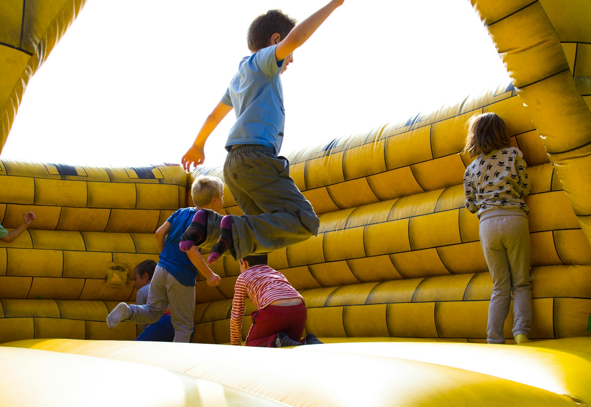 3-year-old dies after bouncy castle swept up by wind in Quebec