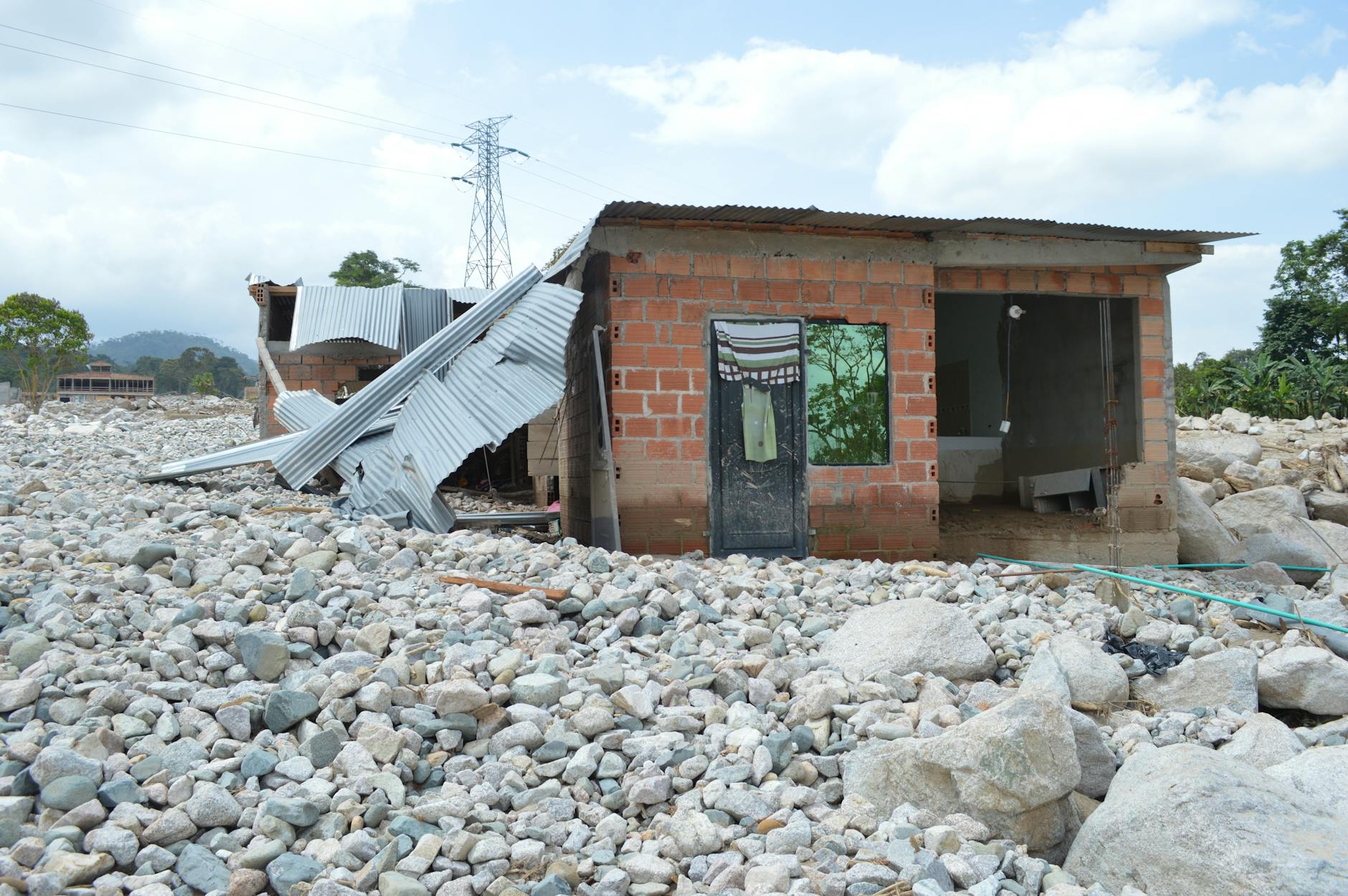 Philippine earthquake kills 37, displaces 20,000