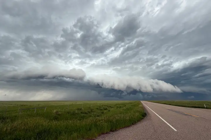 Environment Canada issues tornado warning for Manitoba as severe storm moves east