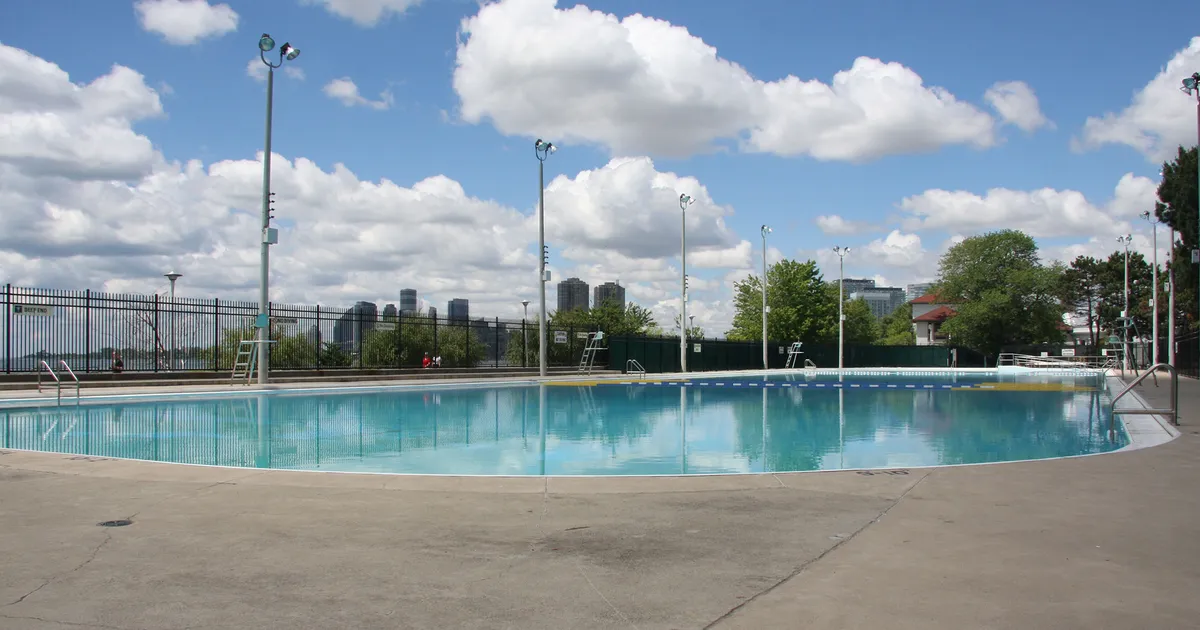 Toronto shuts all outdoor pools Thursday as wildfire smoke blankets city