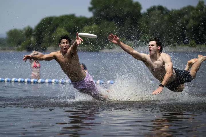 Heat waves grip Canada; northern Manitoba evacuations spread
