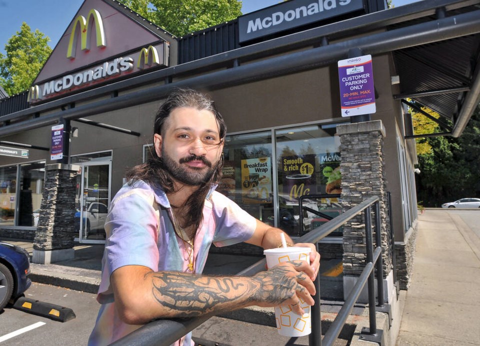 Good Samaritan wrestled knife from suspect during North Vancouver McDonald's hostage crisis