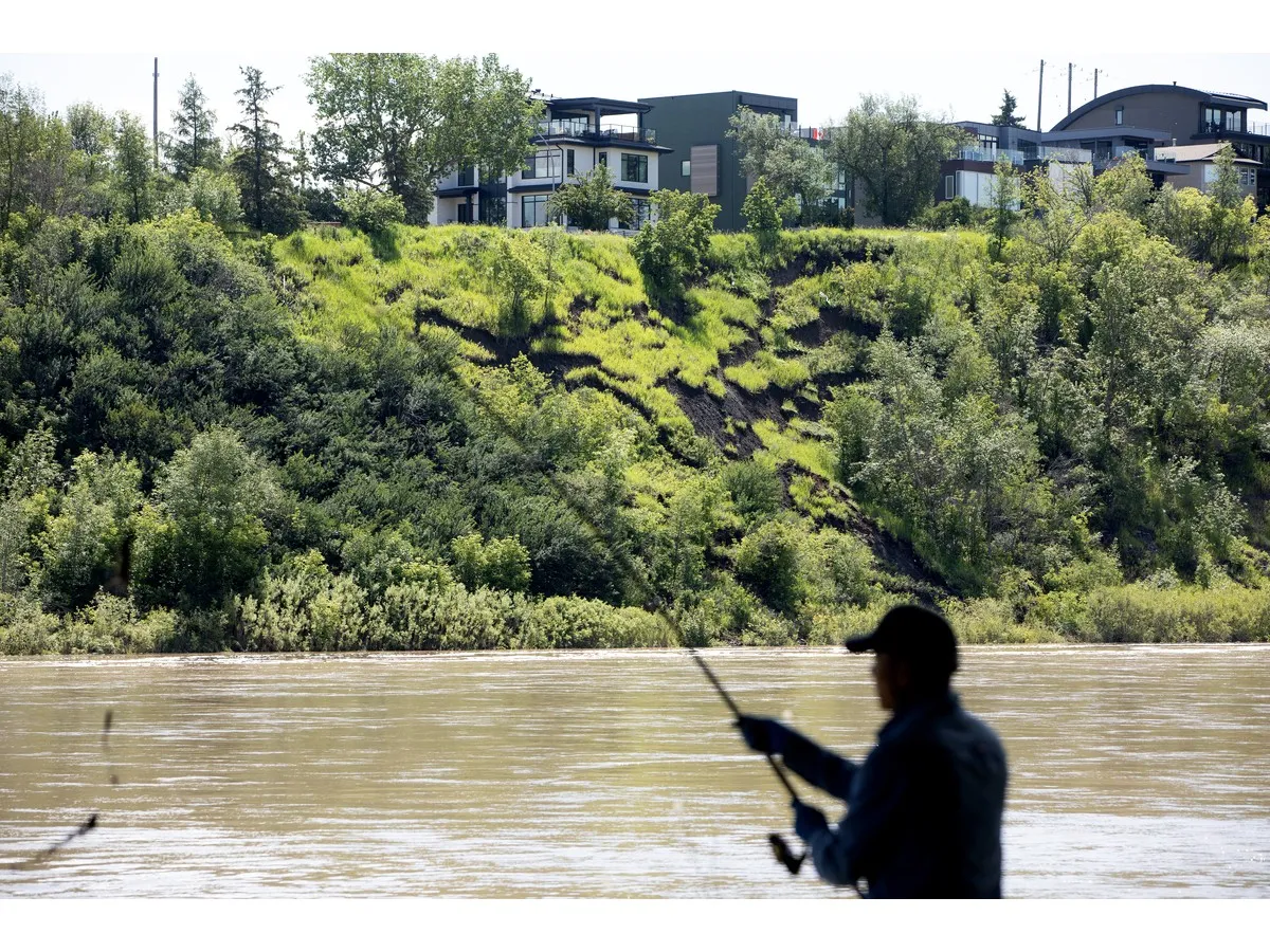 Edmonton river valley trails closed as North Saskatchewan River reaches near-record levels