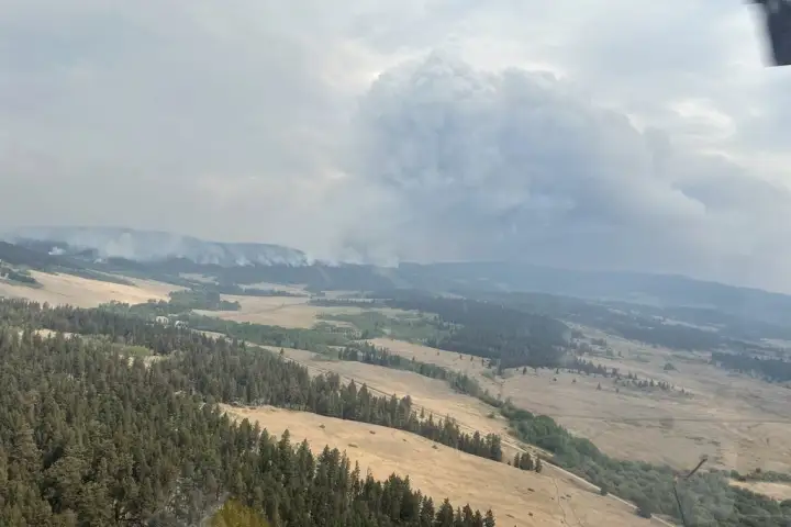 Two major wildfires merge near Clinton, B.C., scorching 670 square kilometres