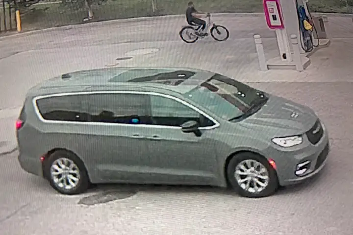 Police release photos in child luring investigation