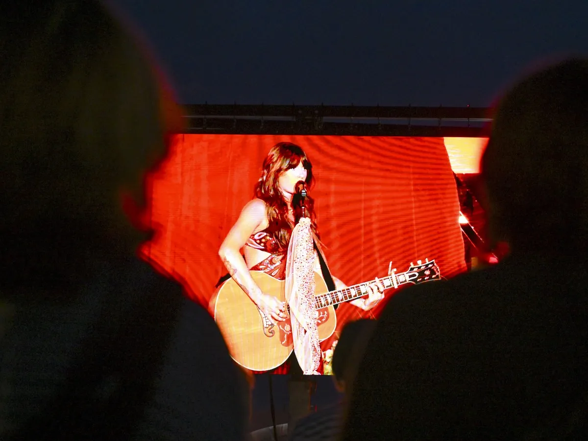 Ella Langley drew estimated 40,000 to Ottawa Bluesfest on Thursday night