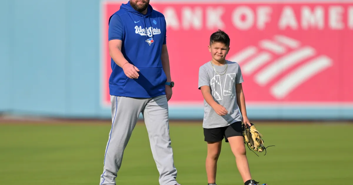 Blue Jays manager Schneider shares moment with his son at All-Star Game in Philadelphia