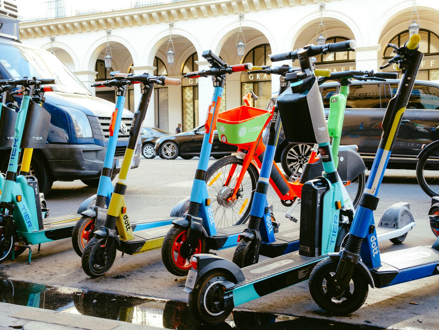Night riding on e-scooters becomes popular social activity in Canada