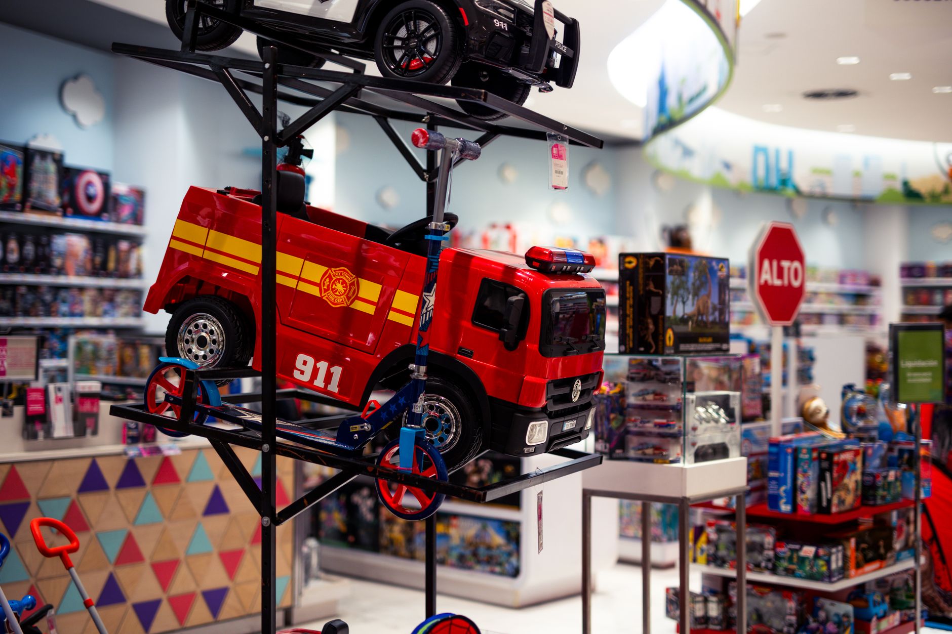 Toys "R" Us Canada moves forward with asset sales