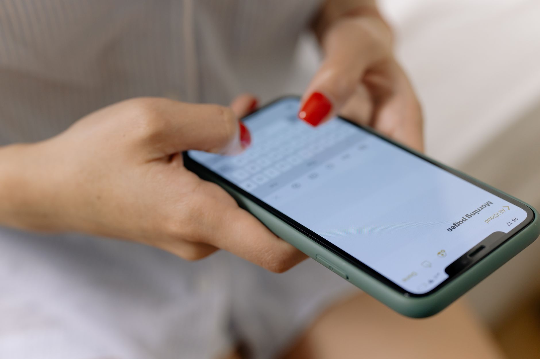 Canadians can now switch phone plans without early exit fees
