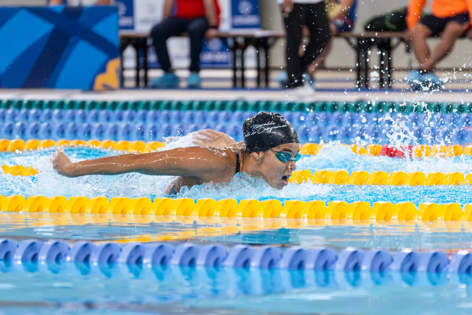 Summer McIntosh breaks women's 200m butterfly world record at Canadian trials