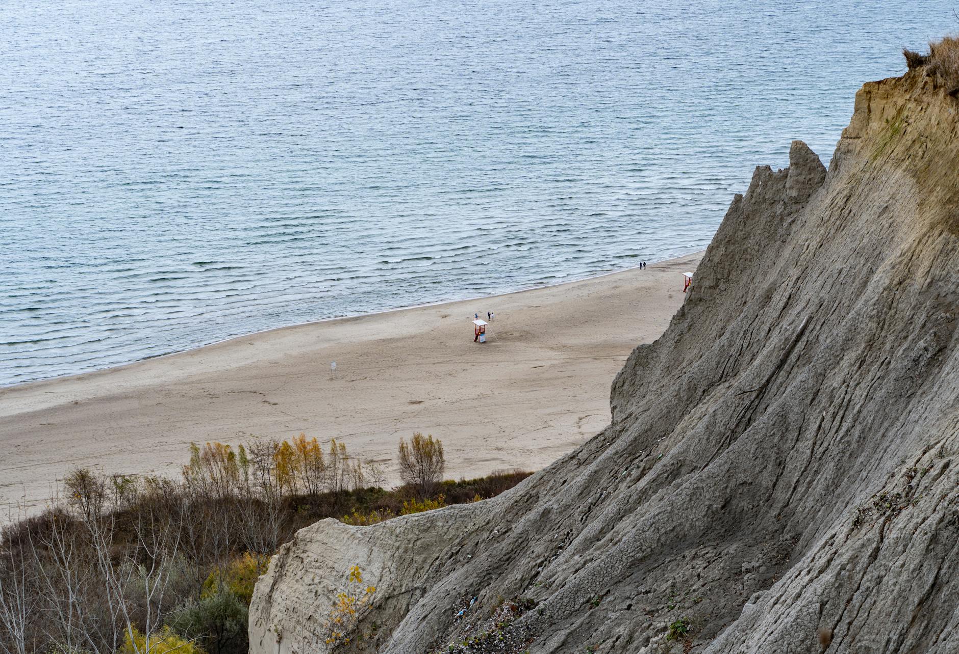 Man dead after falling from cliff north of Toronto
