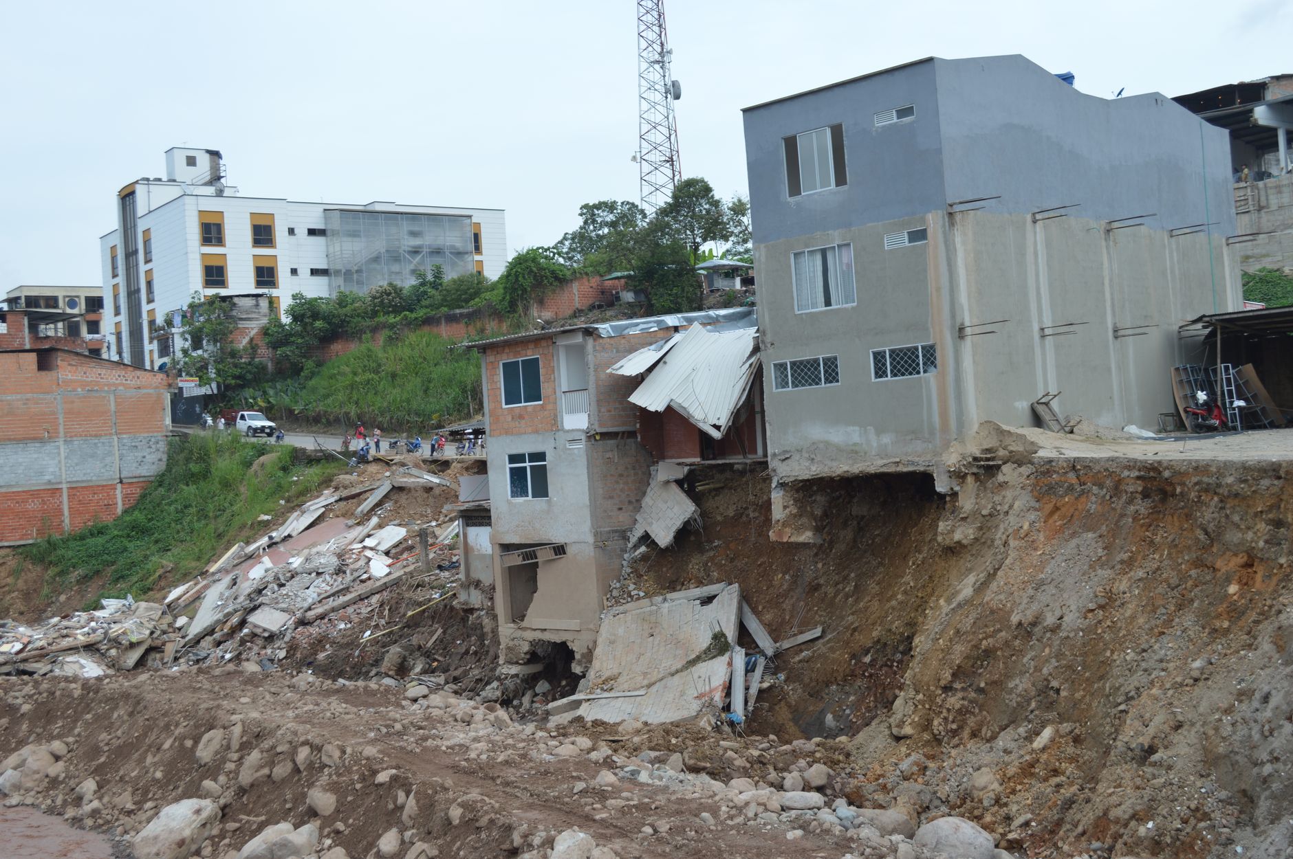 Colombia earthquake kills over 100, search continues for more than 3,000 missing