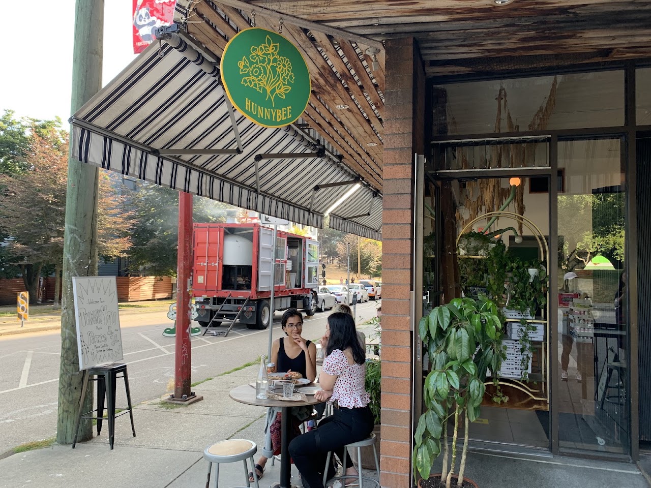 Elijah Wood stops by Chinatown's Thank You Pizza