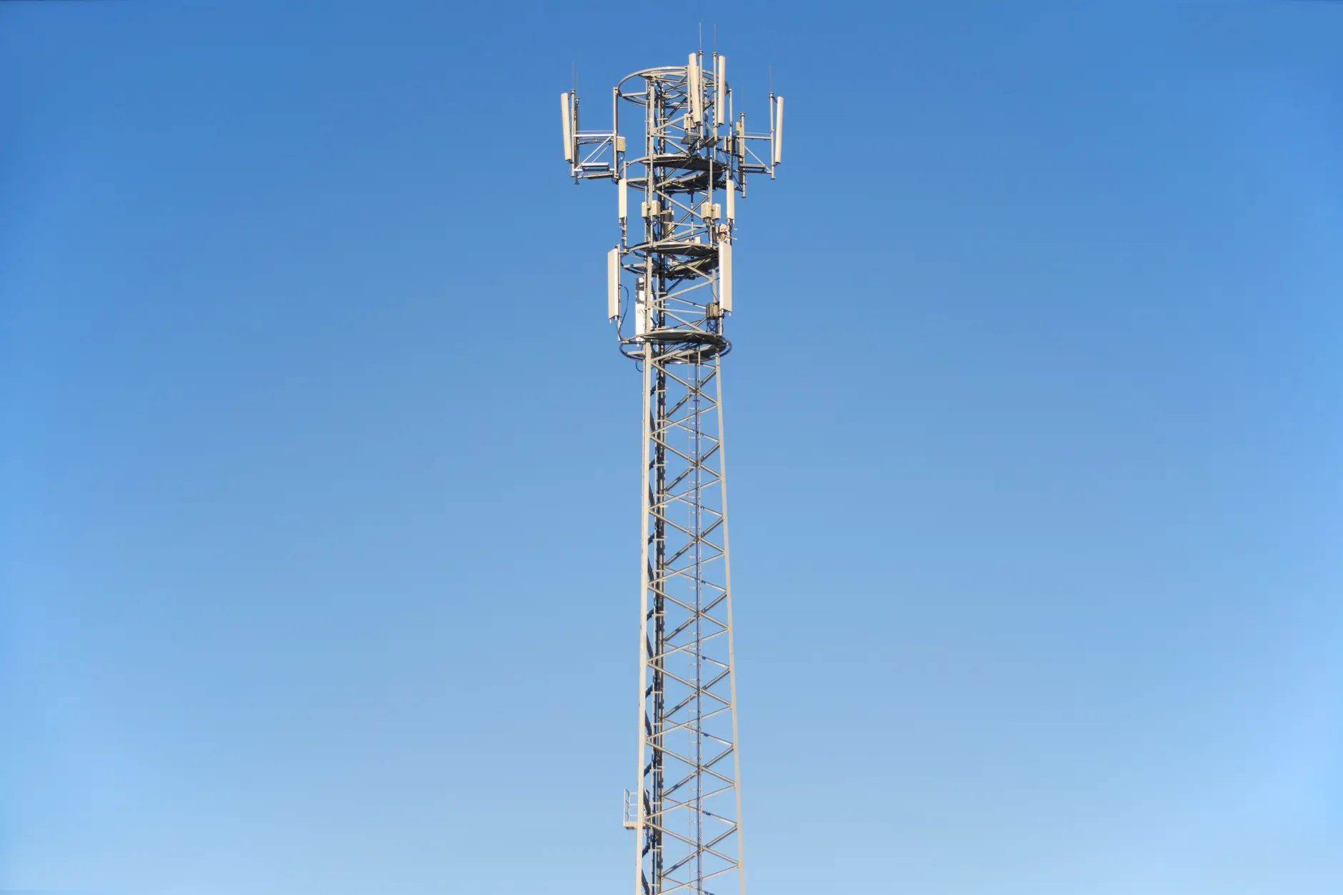 CRTC requires cellphone providers to report coverage gaps across Canada