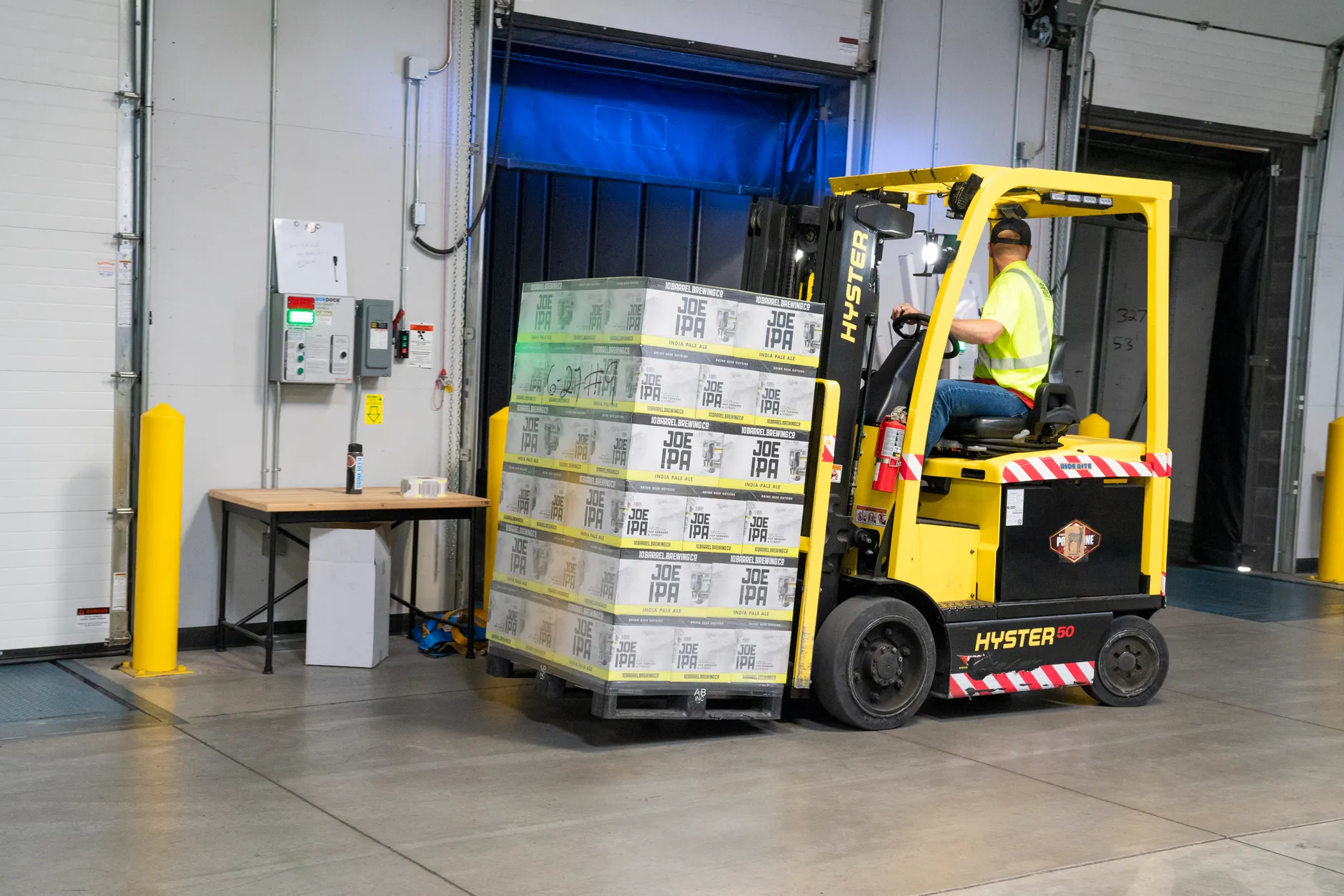Amazon raises hourly wages for Canadian warehouse workers by $1