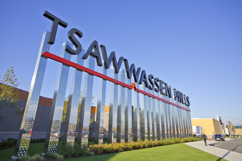 Two dead after vehicle strikes pedestrians at Tsawwassen Mills Mall parking lot