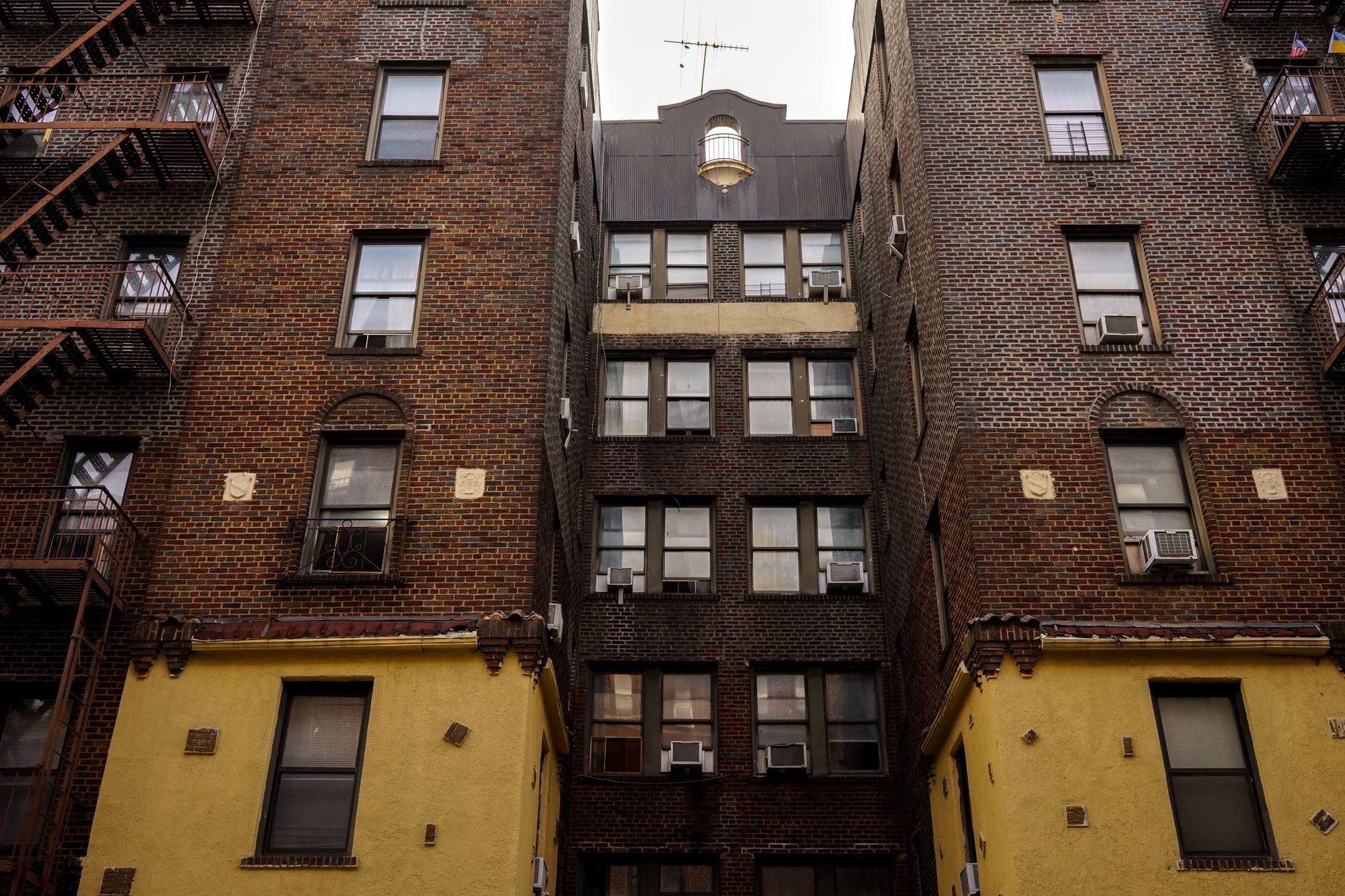 Row housing fire spreads across three buildings near 98 Street and 152 Avenue