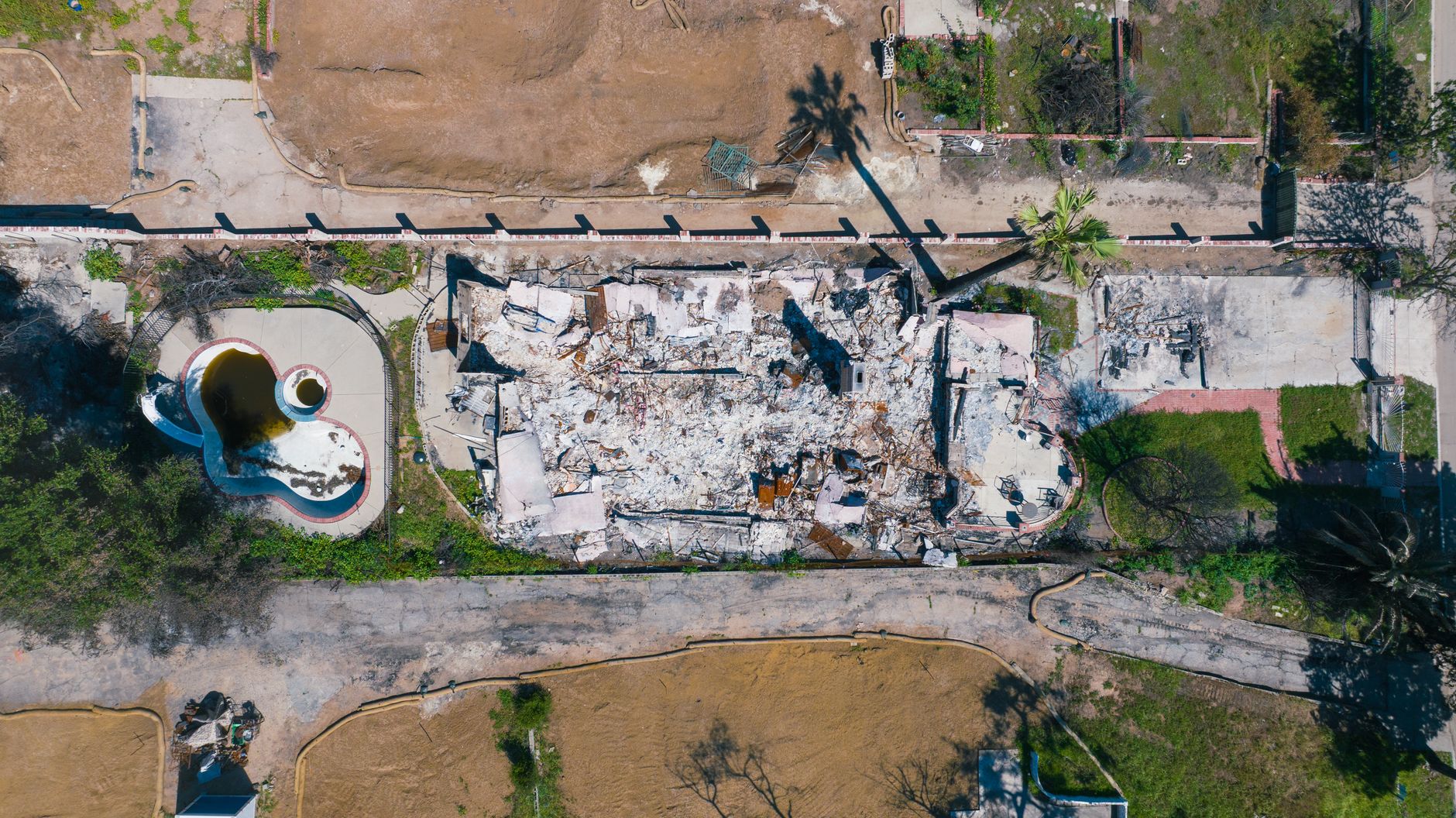 B.C. wildfire destroys or damages 150 structures; health officer to brief on smoke