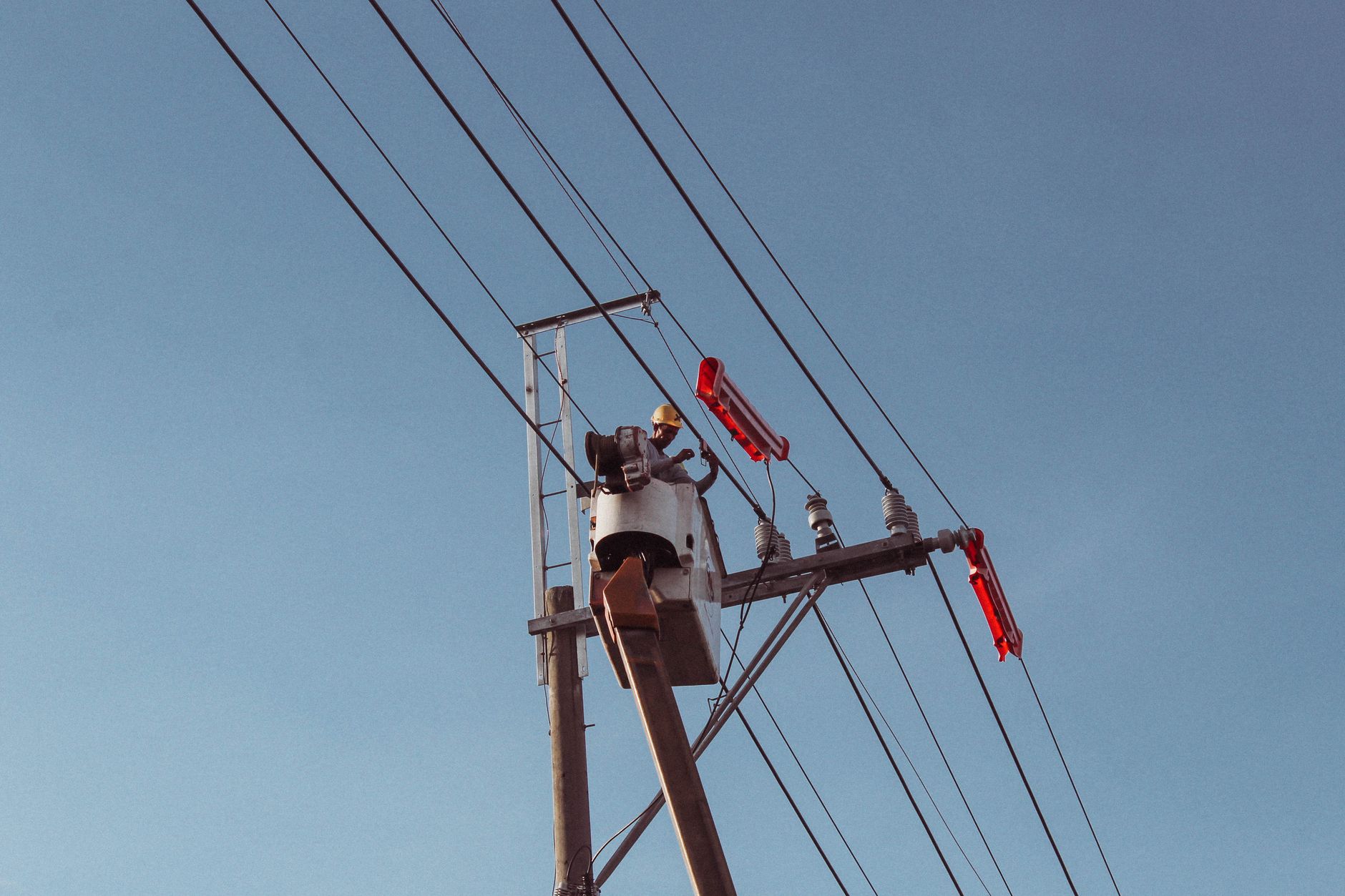 TTC electrical worker stabbed near Yonge and Bloor; police seek suspect