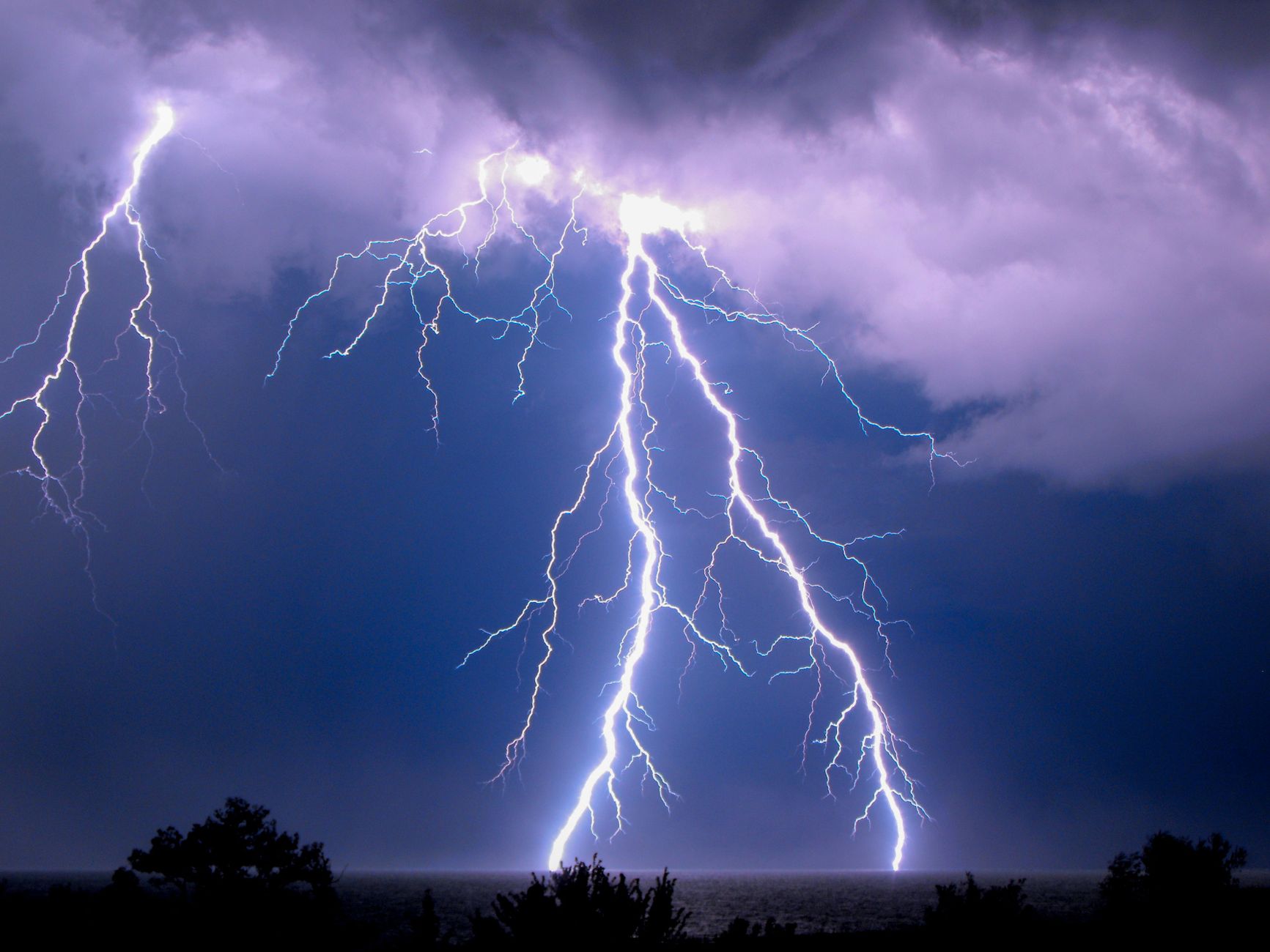 65,000 Toronto Hydro customers without power after severe wind and hail storm