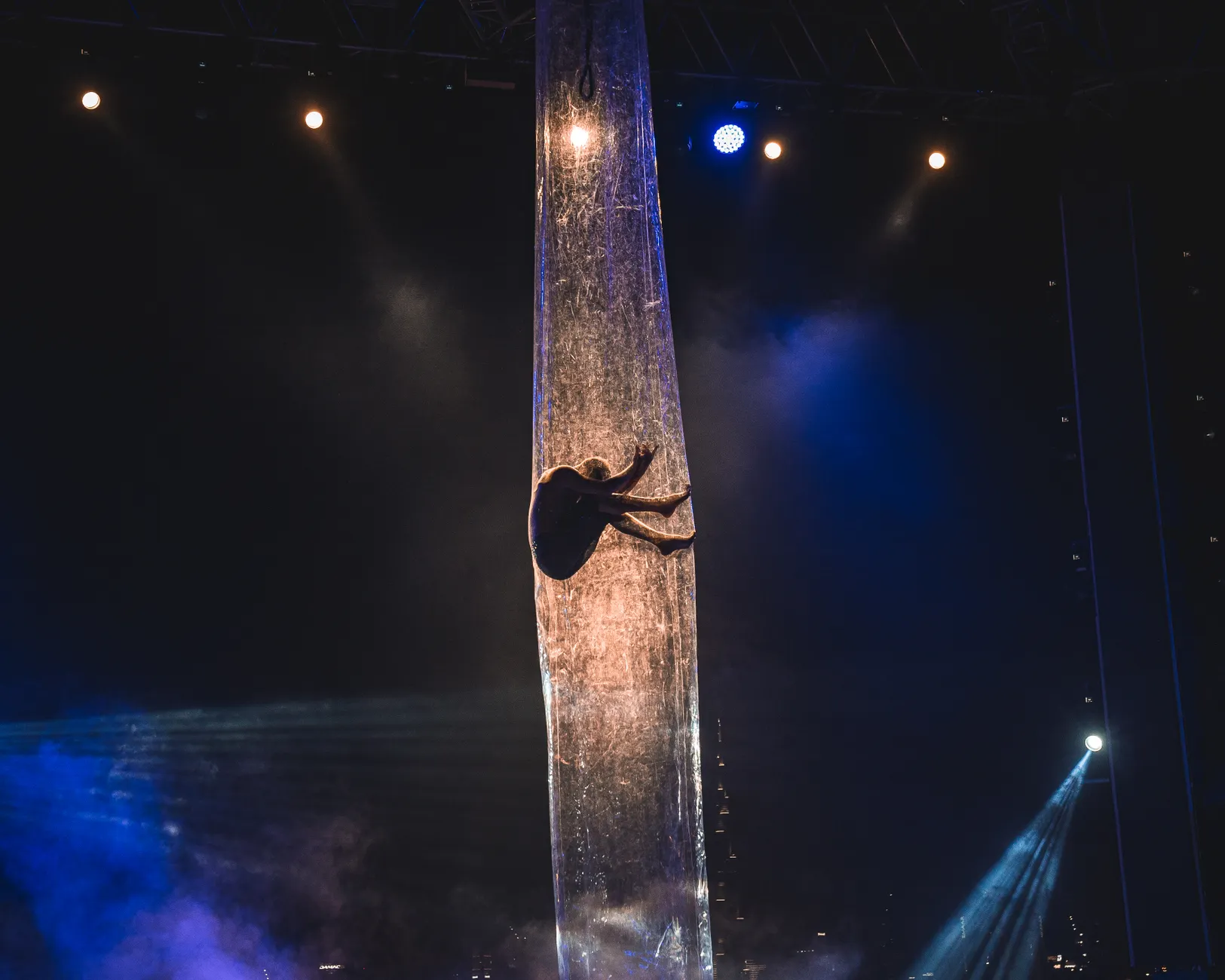 La chute des anges at TOHU interrogates humanity in a world of machines through French circus artistry