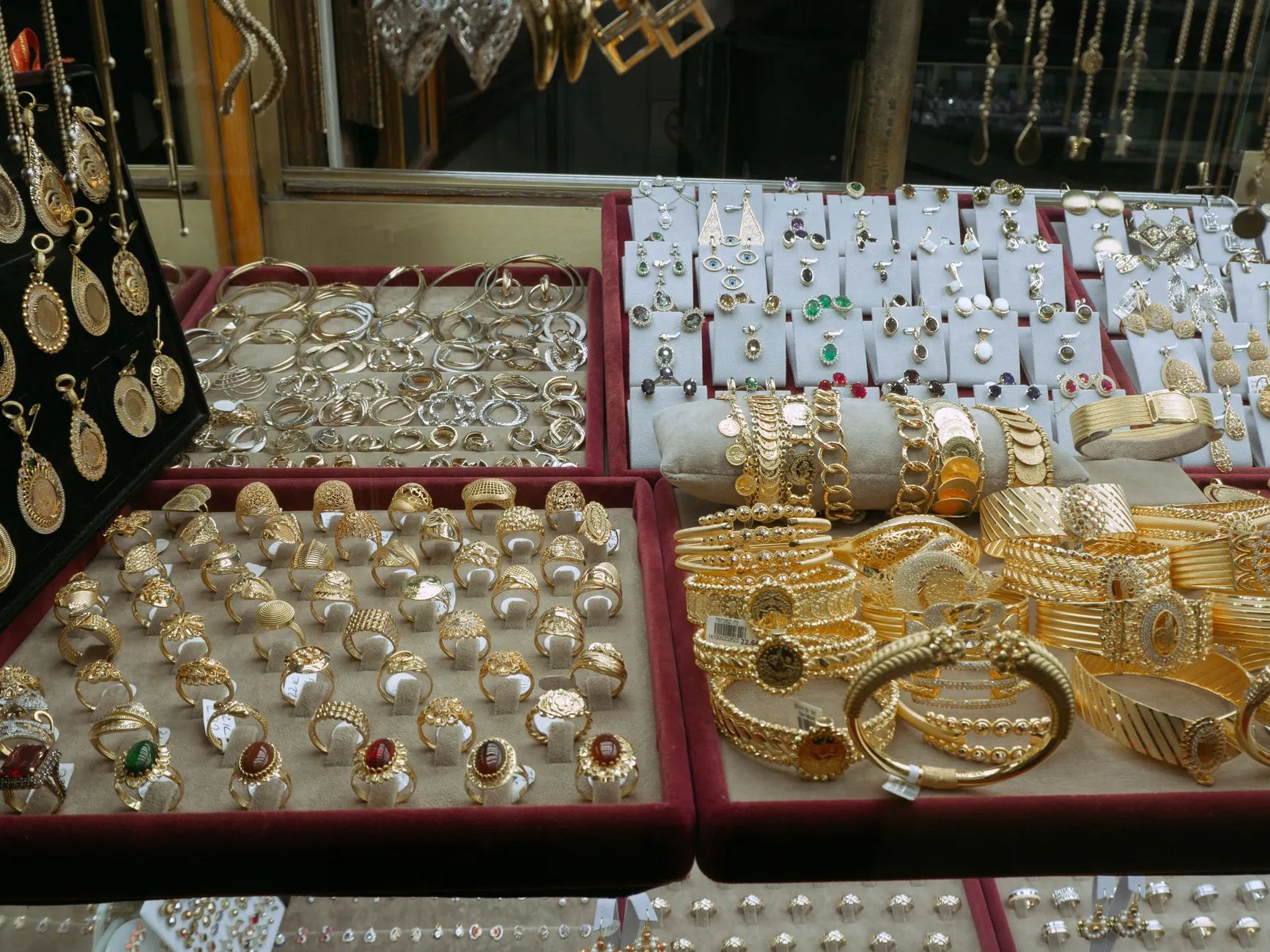 Rising gold prices reshape Diwali shopping as Toronto families buy smaller, more cautious items