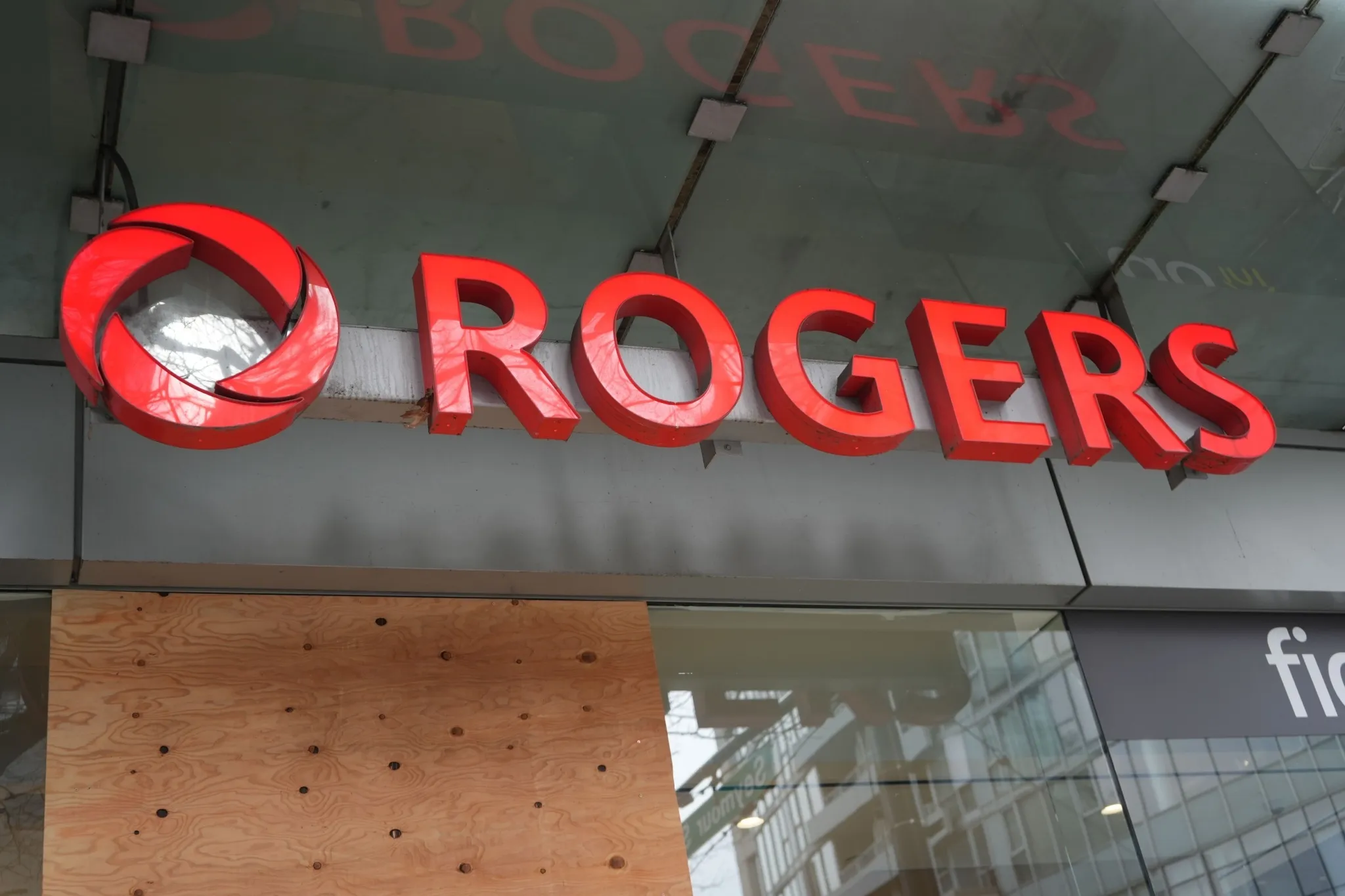Rogers, Fido hiking prices by $5 per month starting mid-July
