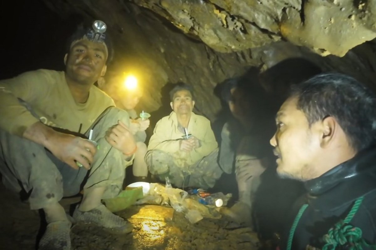 Rescuers free 4 men trapped in Laos cave after 10 days