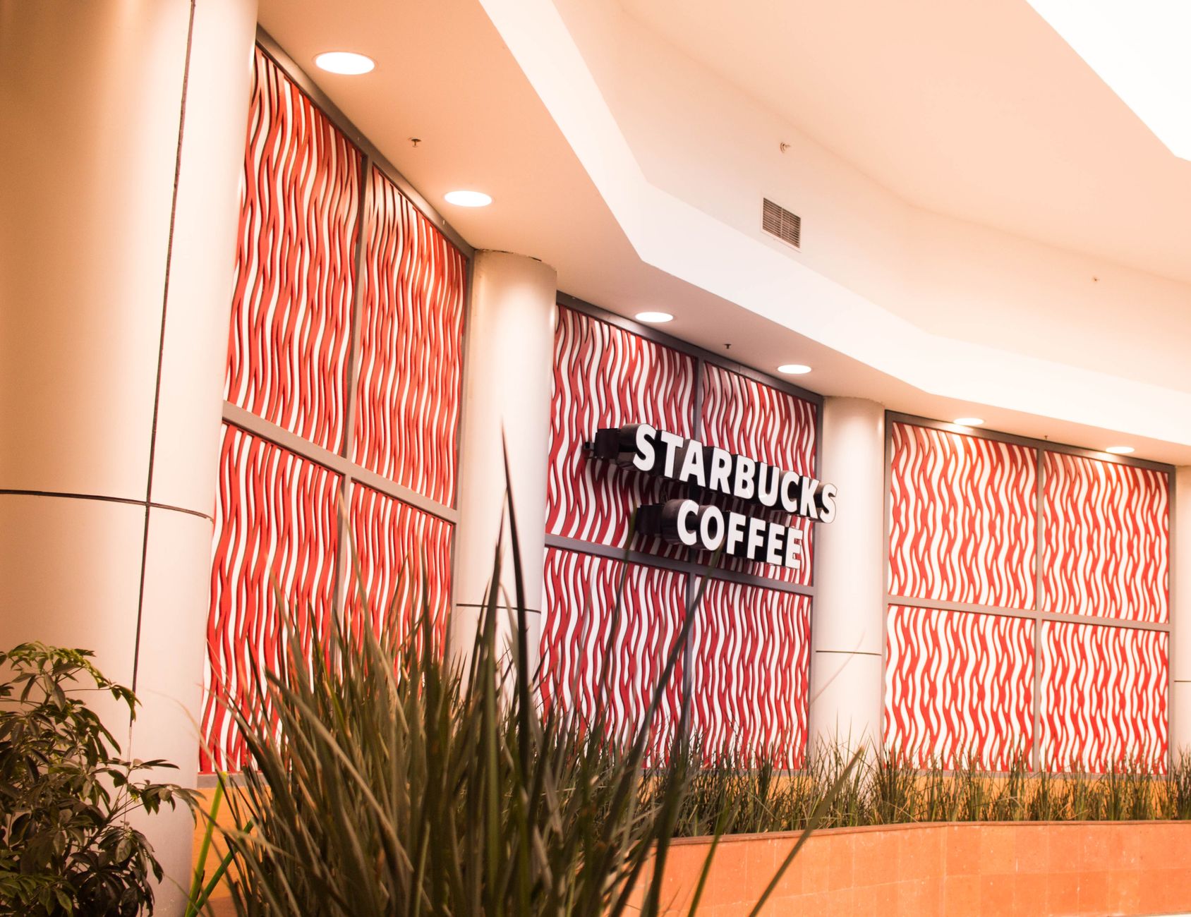 Starbucks closes 8 Quebec locations, cutting about 100 jobs across province