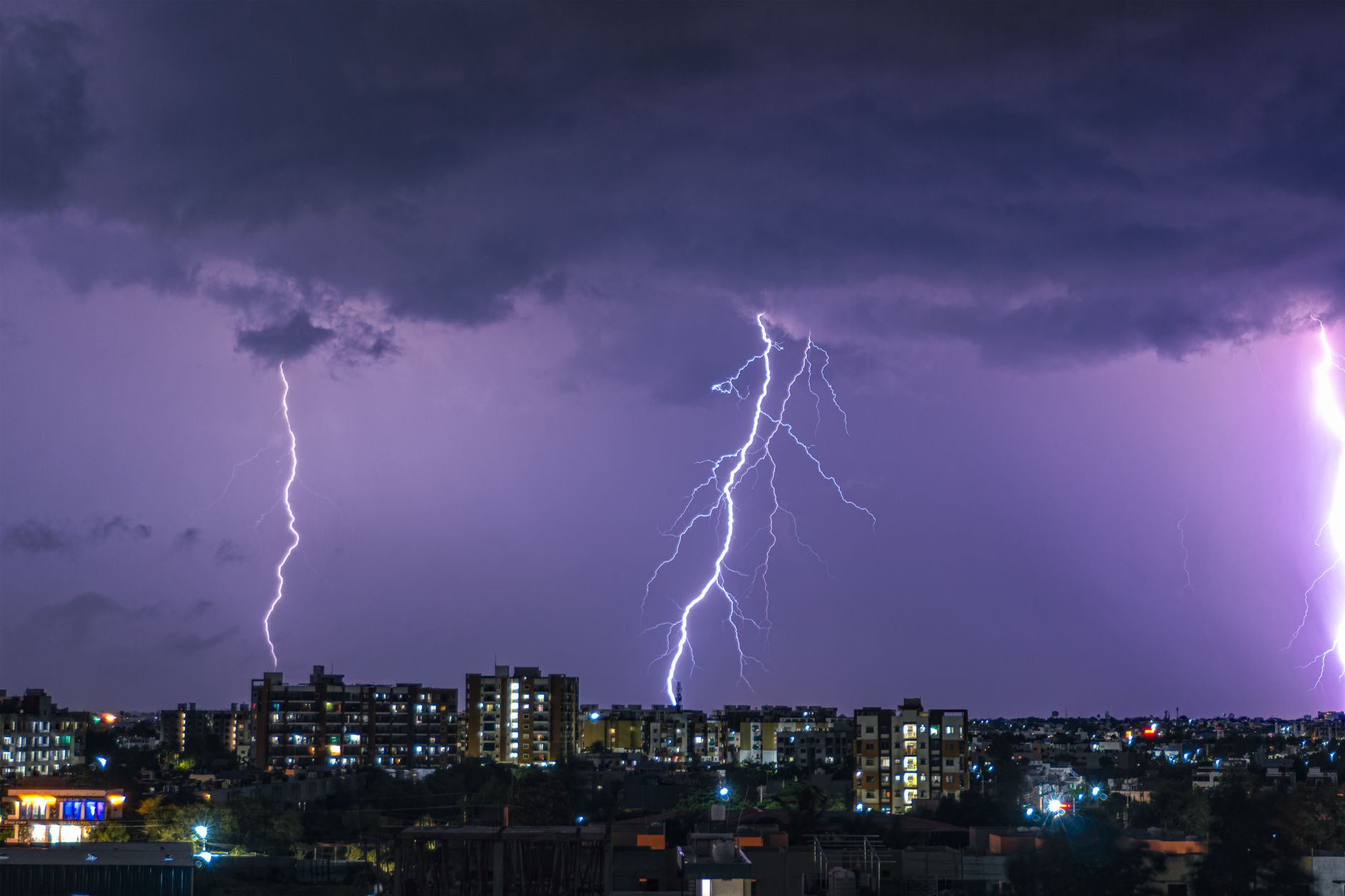 Severe thunderstorm warning issued for Toronto and six surrounding areas Monday