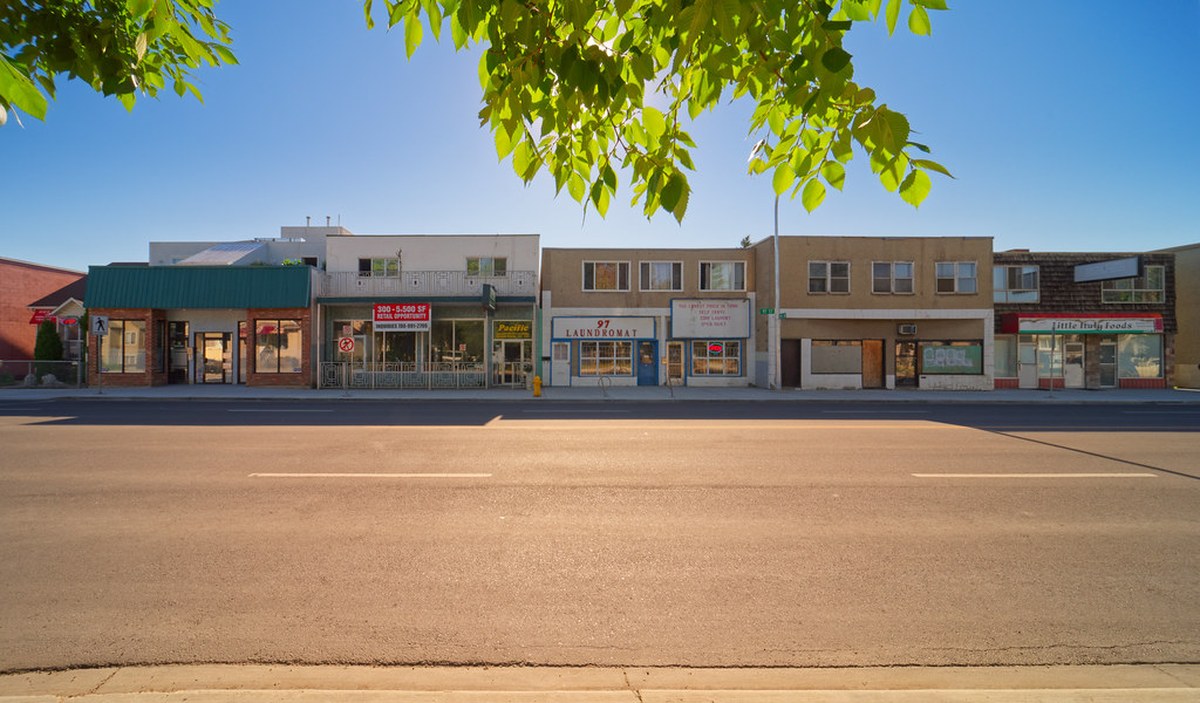 97 Street closes for two weeks as Edmonton installs new Chinatown gate