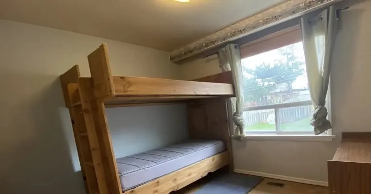 Toronto bunk bed rental lists for $1,000 per month in Scarborough