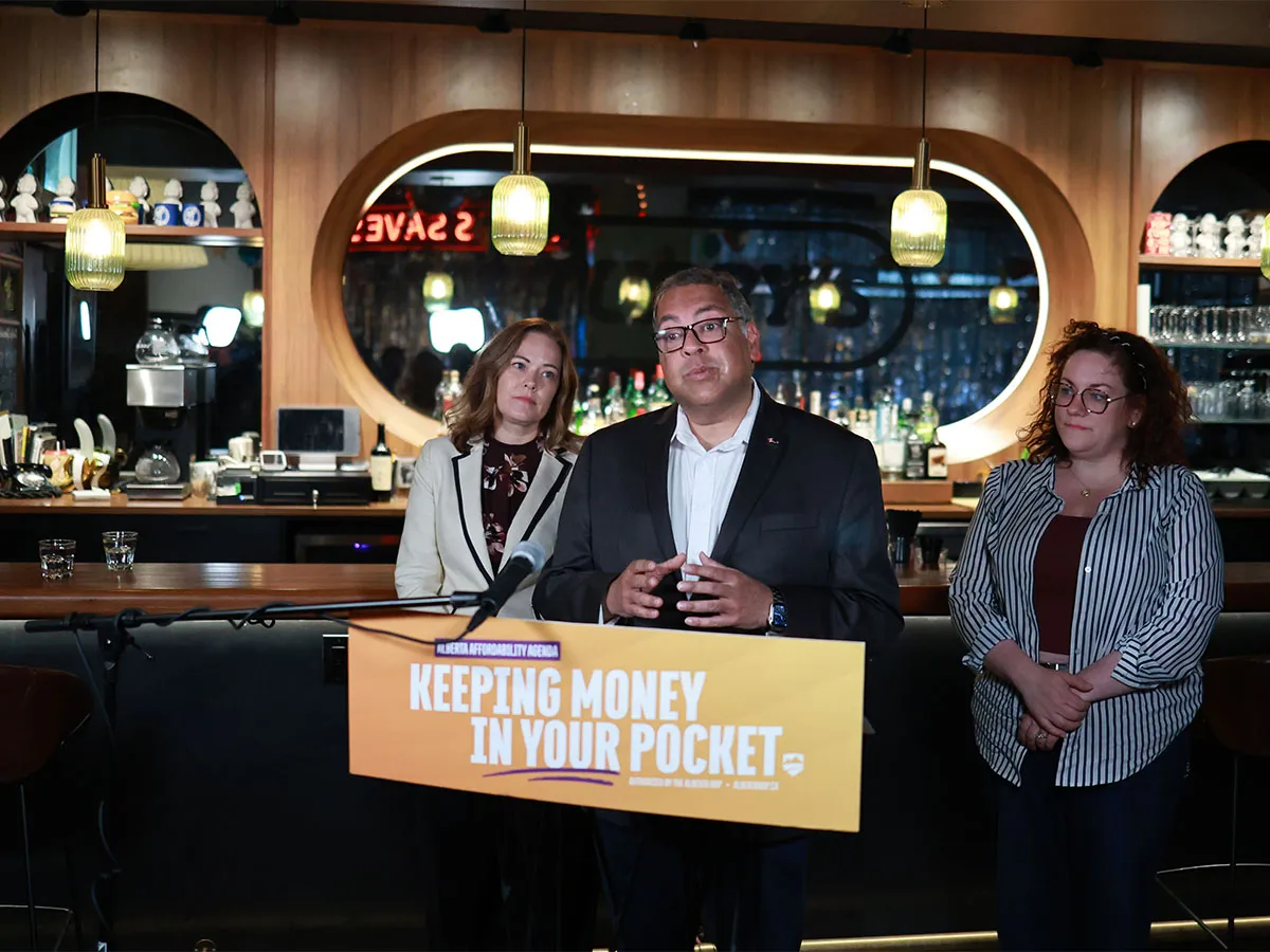 Alberta NDP proposes $18 minimum wage, tip protection for service workers