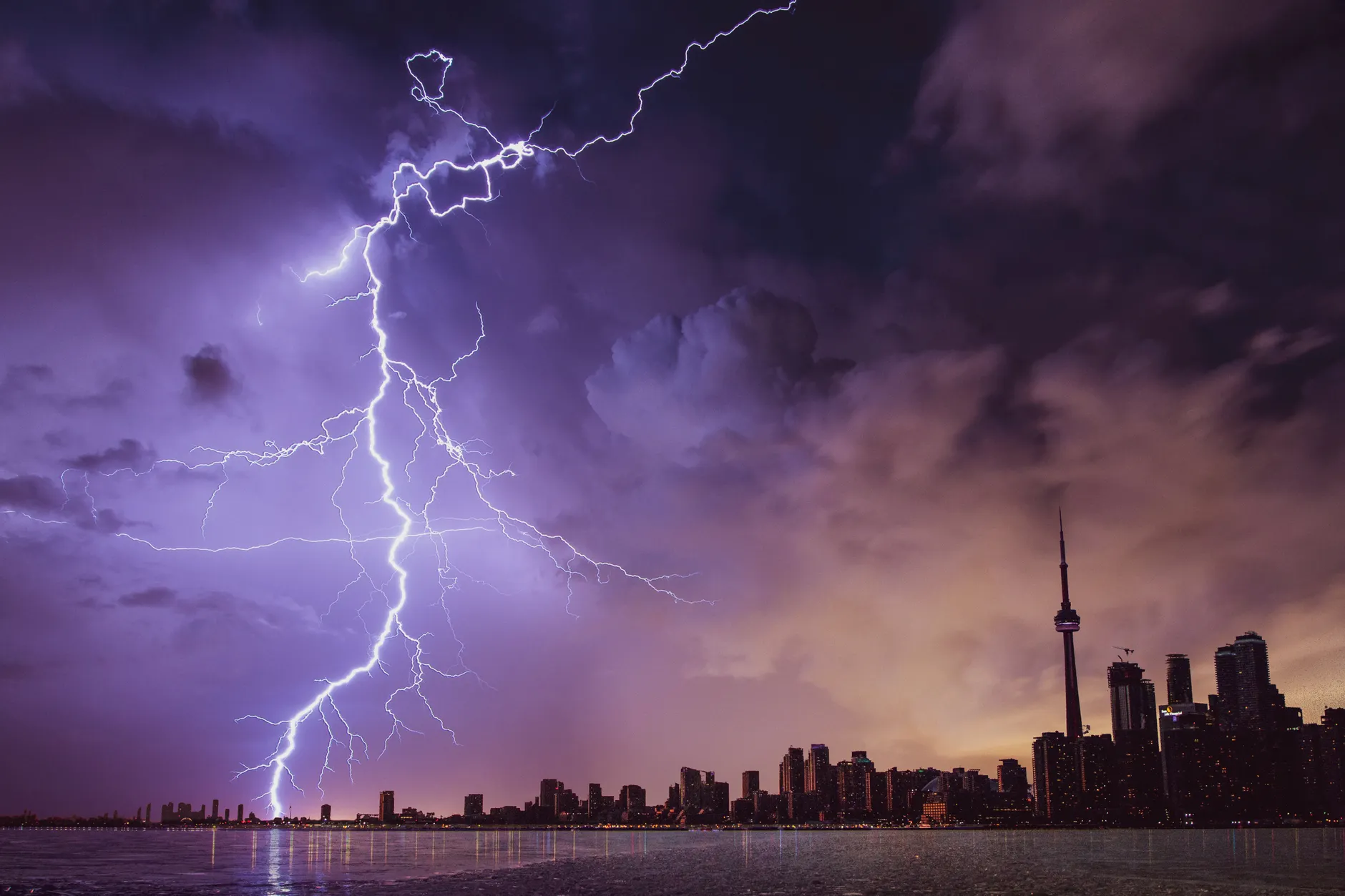 Heat warning, storm risk hit Ottawa on Canada Day