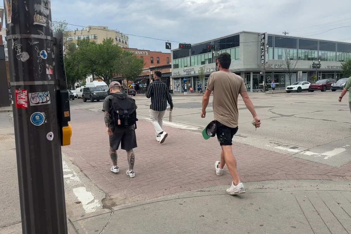 Whyte Avenue scramble crosswalks stay through summer as transit project delays to 2027