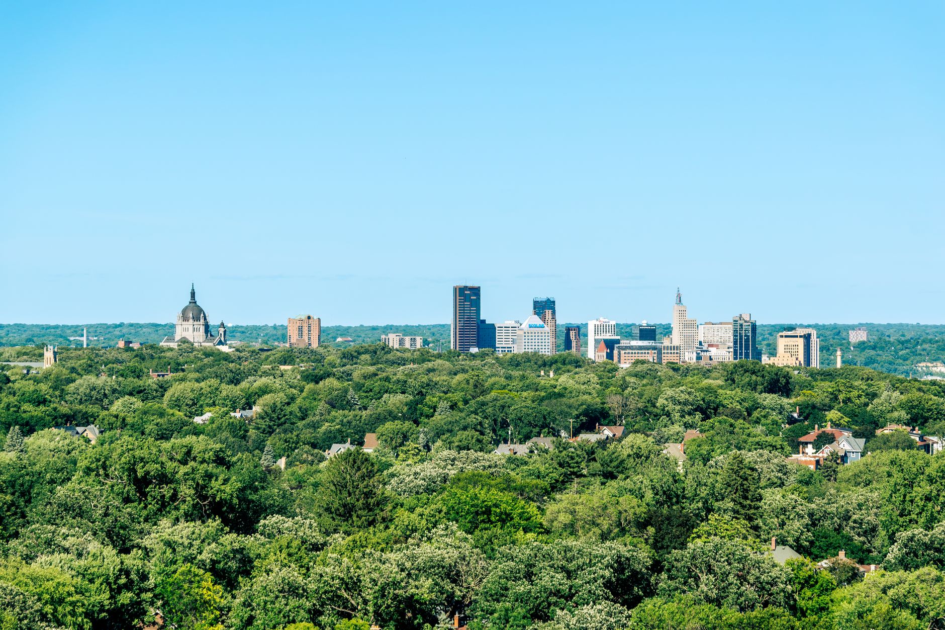 Clear skies and high sun—plan your Sunday outside.