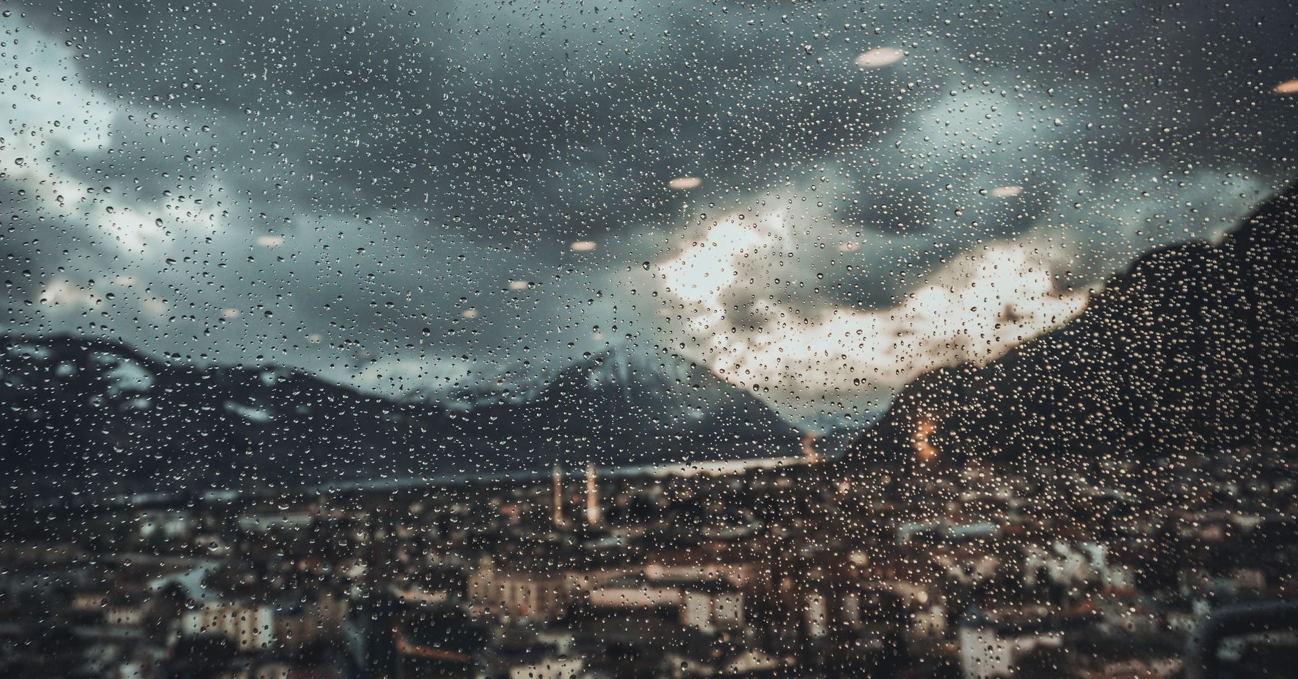 Wednesday drizzle and live music — stay dry, catch the vibe